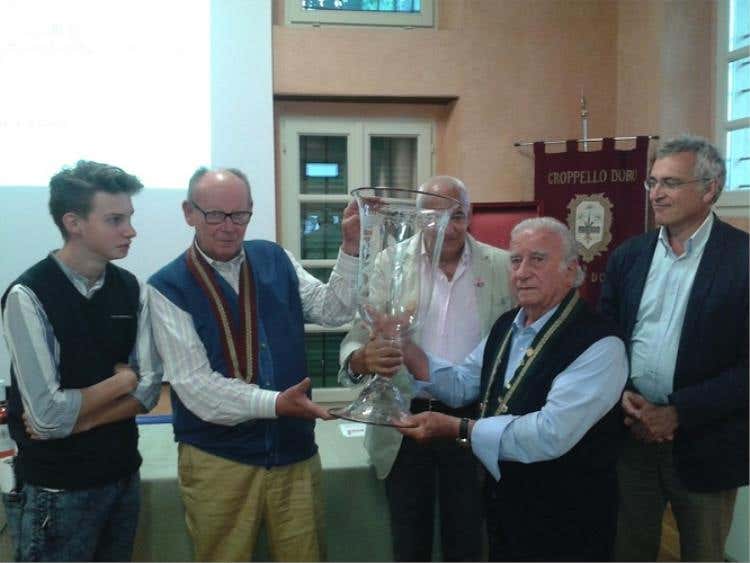 Gianpietro Avanzi con il nipote Matteo vengono premiati da Luigi Alberti e Alessandro Luzzago