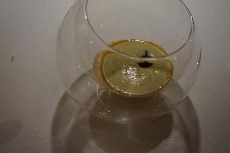 Spuma acida di patate al prosecco, capperi fritti, ricci di mare e polvere di fava tonka