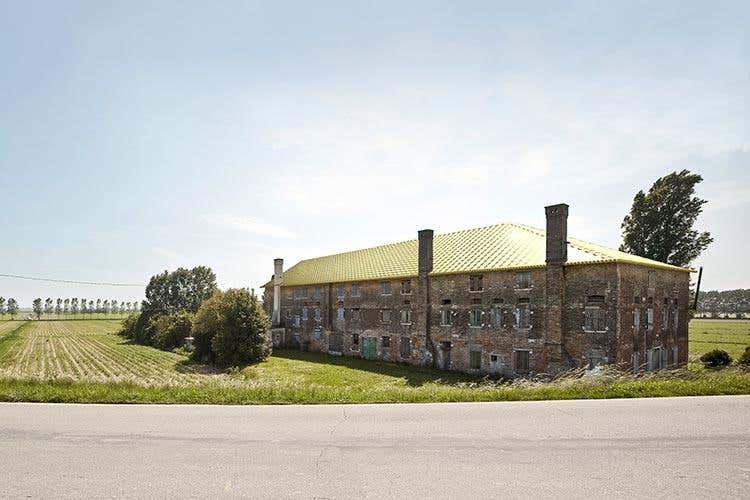 (Ca' Corniani Terra d'avanguardia 
Alberto Garutti vince il concorso)