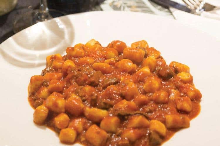 Gnocchi con ragù di cinghiale (Caffè della Piazza a Osimo 
Iosilito Gioacchini si racconta)