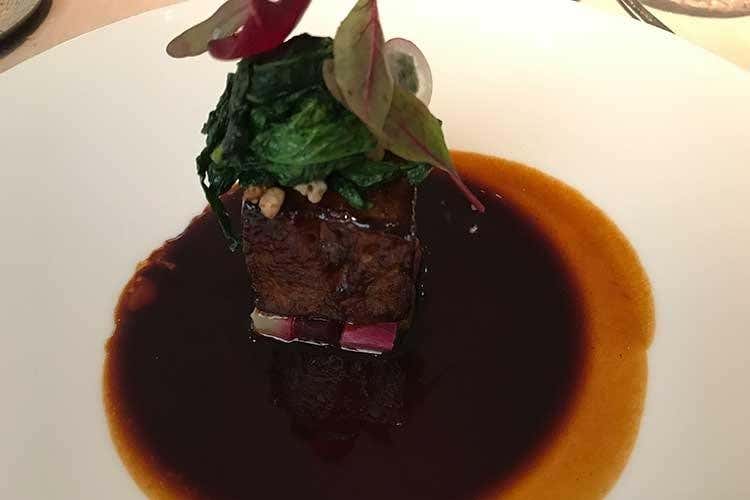 (Caiarossa, un mosaico di vigneti 
Quando la Toscana respira il mare)