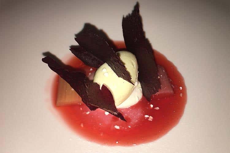 Togurt, rabarbaro, fragole, gelato all'olio di Masseria (Domingo Schingaro) - Cala il sipario sulle cene Euro-Toques 
Ultimo a Borgo Egnazia, Pasquale Laera