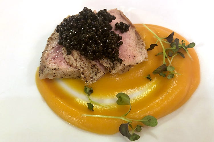 Batat Beef Caviar - Lombatina di vitello con crema di batat e caviale Calvisius (Calvisius ha un nuovo ambassador 
È il cuoco Alberto Riboldi)