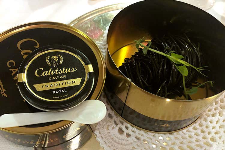Black to black 2.0 - Spaghetto monograno Felicetti al nero di seppia, erba cipollina, scalogno stufato e caviale Calvisius Tradition (Calvisius ha un nuovo ambassador È il cuoco Alberto Riboldi