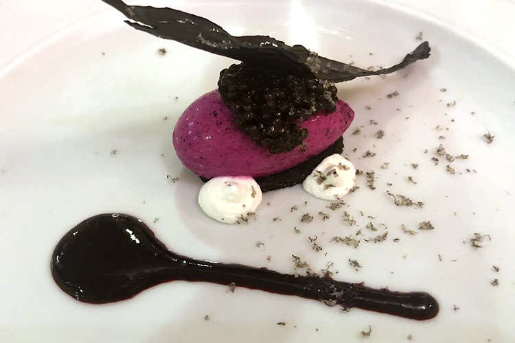 Azzardo 2019 - Semifreddo al dragon fruit e caviale Calvisius (Calvisius ha un nuovo ambassador È il cuoco Alberto Riboldi