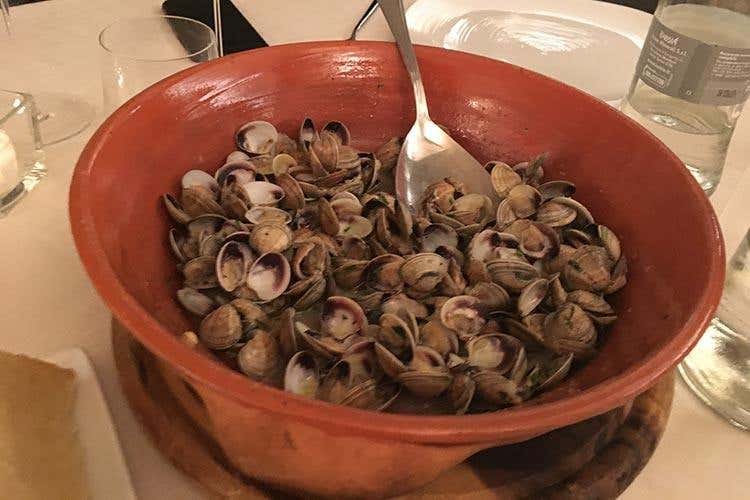 Lupini alla maniera di Nadia, serviti nel coccio con bruschetta - Cambia la location ma resta la qualità 
La cucina di Nadia ora in Franciacorta