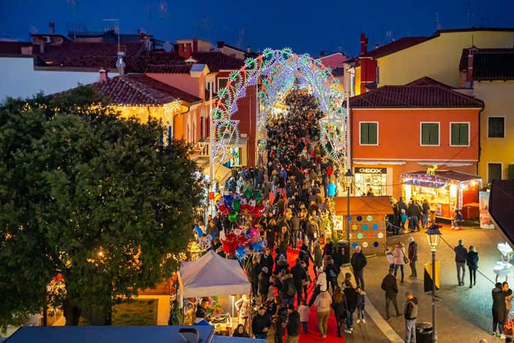 (Caorle è il Paese delle Meraviglie 
In migliaia al villaggio natalizio)