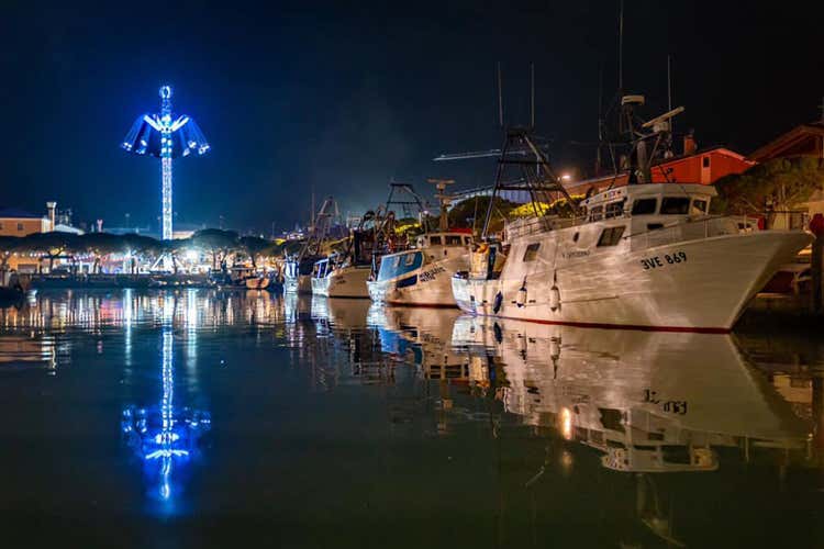 (Caorle è il Paese delle Meraviglie 
In migliaia al villaggio natalizio)