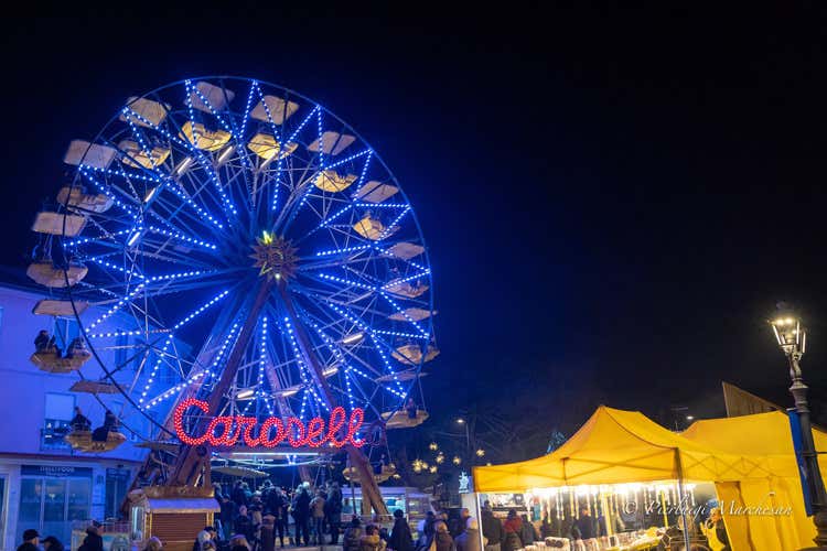 (Caorle è il Paese delle Meraviglie 
In migliaia al villaggio natalizio)