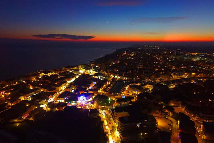 (Caorle è il Paese delle Meraviglie 
In migliaia al villaggio natalizio)