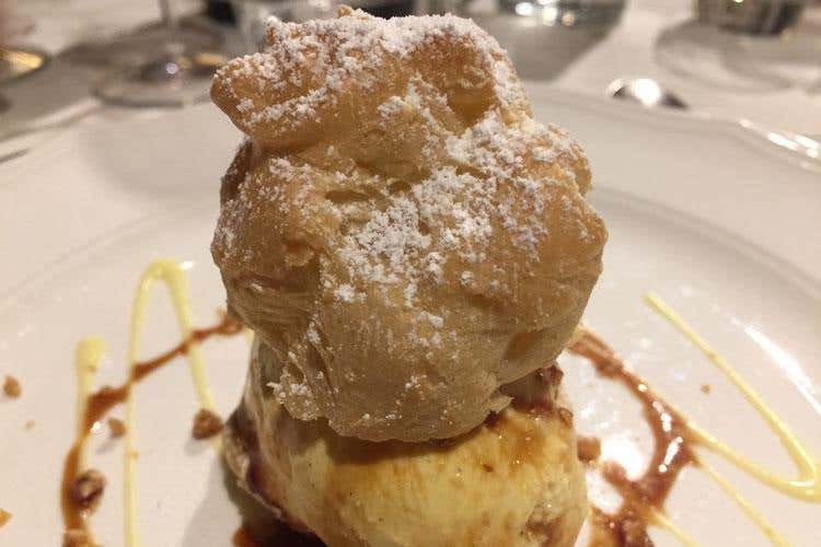 Bigné con gelato alla vaniglia, croccante e caramello (Casa Virginia, a Villa d’Almè
un buon rifugio per i buongustai )