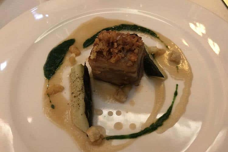 Maialino e i suoi ciccioli, foglie e salsa di erba orsina (CastaDiva Resort&Spa 
Ospitalità e alta cucina da 5 stelle)