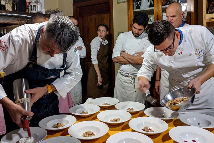 L'impiattamento: Gianni Tarabini e Giorgio Sanchez (La castagna lariana si racconta 
nei piatti dei cuochi Euro-Toques)