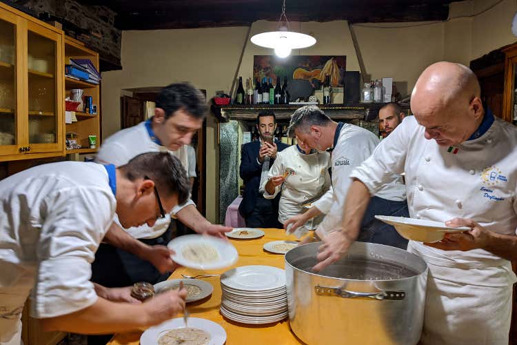 L'impiattamento: Giorgio Sanchez, Fabio Silva, Gianni Tarabini ed Enrico Derflingher (La castagna lariana si racconta 
nei piatti dei cuochi Euro-Toques)