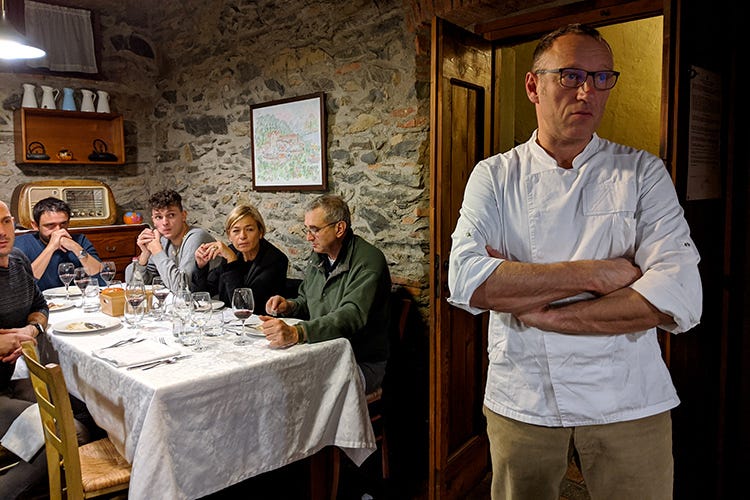 Mario Cornali spiega il piatto in sala (La castagna lariana si racconta 
nei piatti dei cuochi Euro-Toques)