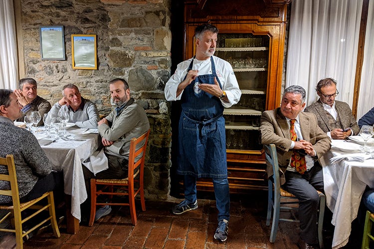 Gianni Tarabini spiega il piatto in sala (La castagna lariana si racconta 
nei piatti dei cuochi Euro-Toques)