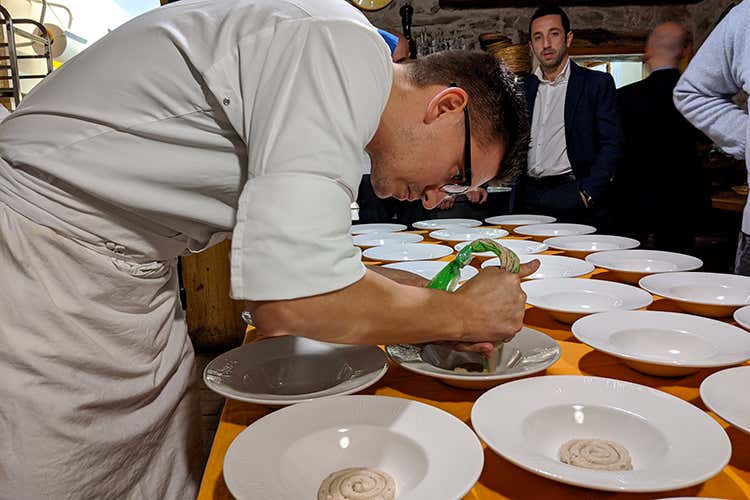 L'impiattamento: Giorgio Sanchez (La castagna lariana si racconta 
nei piatti dei cuochi Euro-Toques)