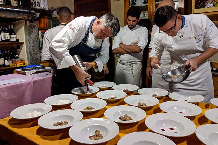 L'impiattamento: Gianni Tarabini e Giorgio Sanchez (La castagna lariana si racconta 
nei piatti dei cuochi Euro-Toques)