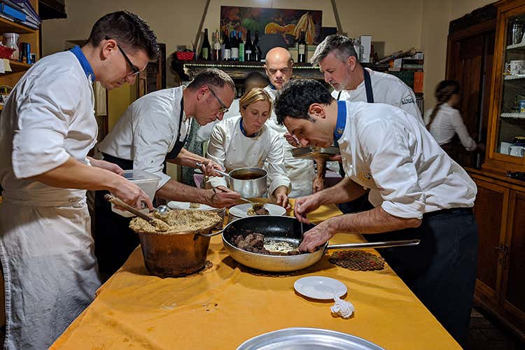 L'impiattamento: Giorgio Sanchez, Mario Cornali, Maria Ida Anghileri, Enrico Derflingher, Gianni Tarabini e Fabio Silva (La castagna lariana si racconta 
nei piatti dei cuochi Euro-Toques)