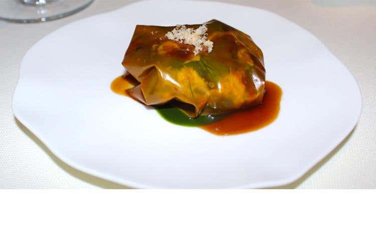 Fagottino di funghi su piatto Blossom