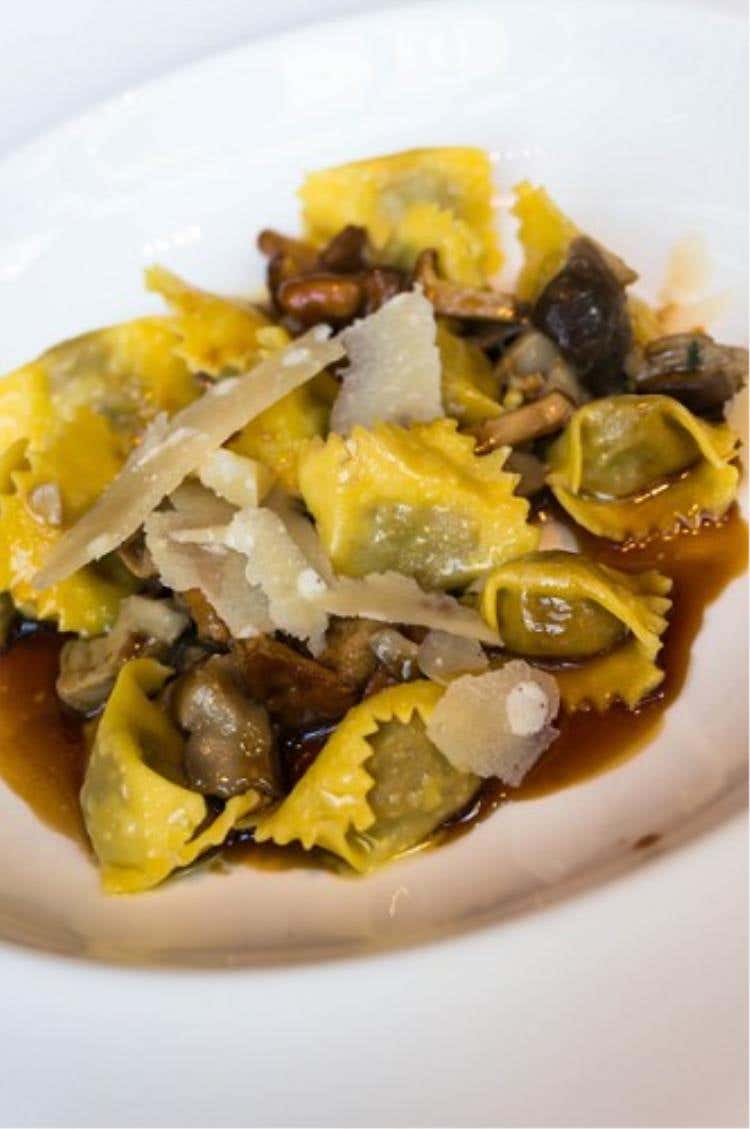 Ravioli del plin di carne, finferli e porcini