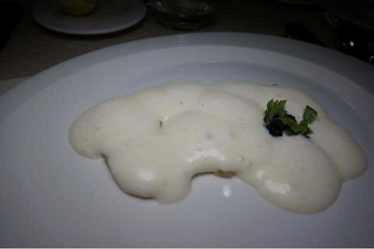 Storione bianco affumicato a crudo caviale e crema leggera di patate