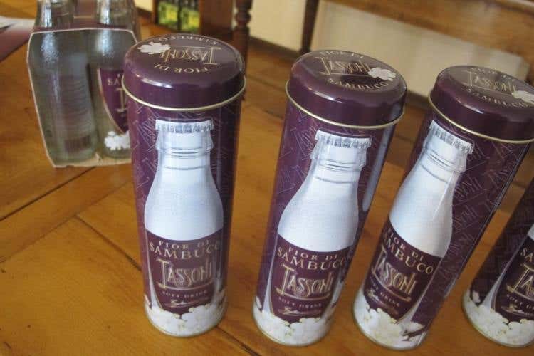 (Cedrata Tassoni, storia e qualità 
Da Salò 200mila bottigliette al giorno)