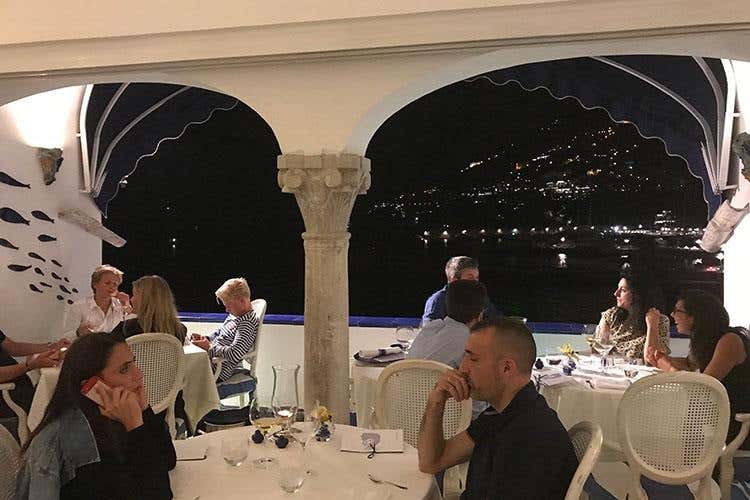 (Cena a sei mani con luna piena
Il ristorante Eolo di Amalfi stupisce )