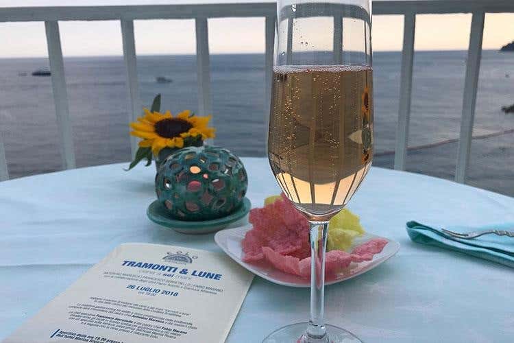 (Cena a sei mani con luna piena
Il ristorante Eolo di Amalfi stupisce )