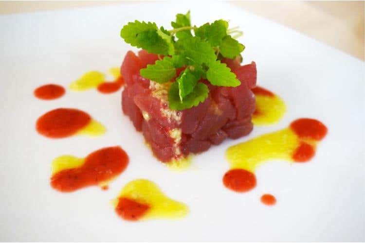Tartare di tonno con olio aromatizzato al wasabi e salsa di fragole