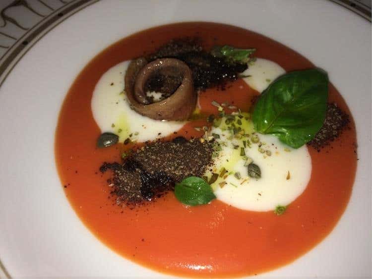 Pizza liquida con passata di pomodoro, mozzarella di bufala, acciughe del cantabrico, capperi e origano