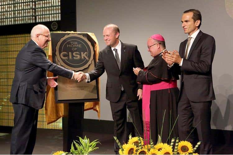 Louis A. Farrugia (presidente Farsons), Primo ministro Joseph Muscat, Arcivescovo Charles J. Scicluna, Norman Aquilina (ceo Farsons