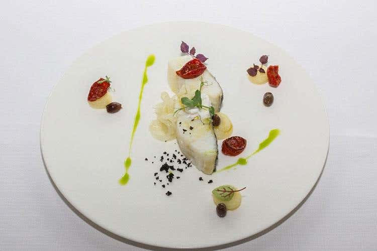 Baccalà cotto a bassa temperatura, pomodorini confit, olive taggiasche, cipolla stufata, patata dei Monti Sibillini, polvere di olive e capperi (Chalet La Rotonda 1962 a Porto Recanati 
Un menu allegro come i proprietari)