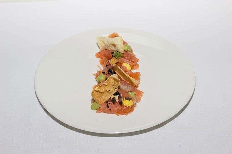 Salmone affumicato al cedro, maionese al lime, salsa di guacamole, cialde di pane carasau e polvere di olive nere (Chalet La Rotonda 1962 a Porto Recanati 
Un menu allegro come i proprietari)