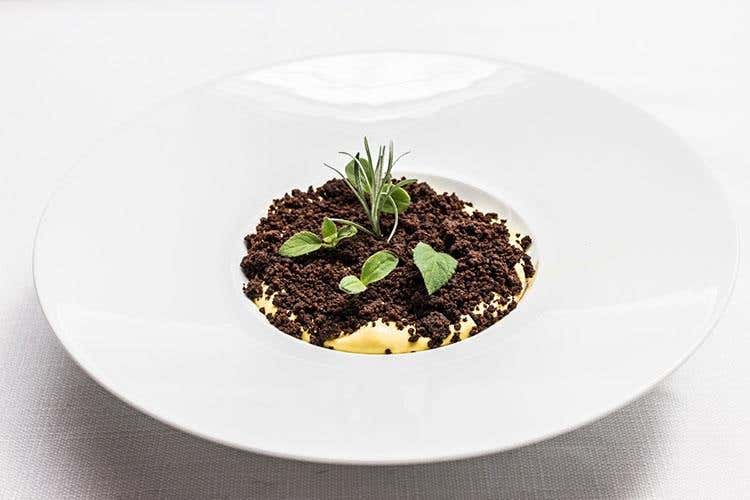 Crema di mascarpone, savoiardo artigianale alle mandorle, terra al cioccolato fondente (Chalet La Rotonda 1962 a Porto Recanati 
Un menu allegro come i proprietari)