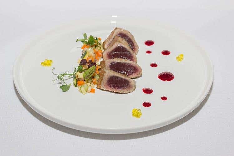 Tonno rosso con cubi di giardiniera di stagione, aceto di lamponi, caviale di wasabi (Chalet La Rotonda 1962 a Porto Recanati 
Un menu allegro come i proprietari)