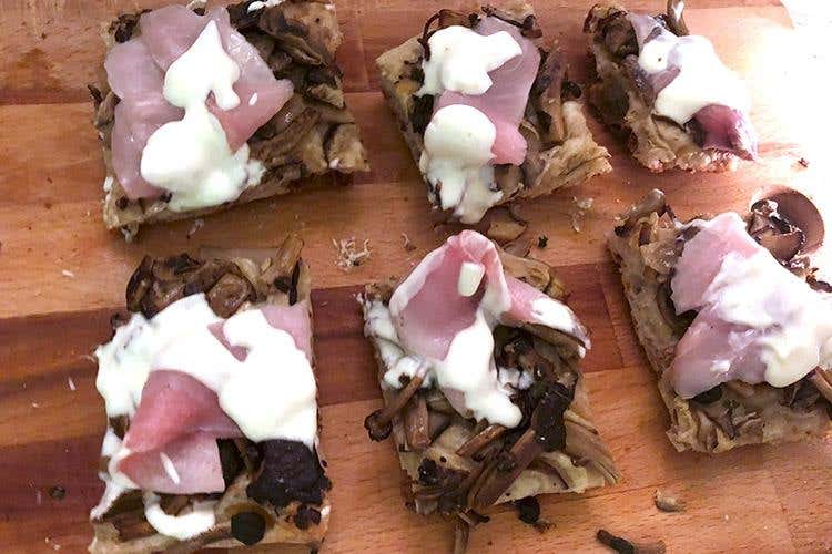 Omaggio alla romanità, con i funghi al posto dei peperoni - Gabriele Bonci e Paolo Barrale (Charming italian chef... non solo cucina 
All'Albereta le pizze dei soci Bonci e Pepe)