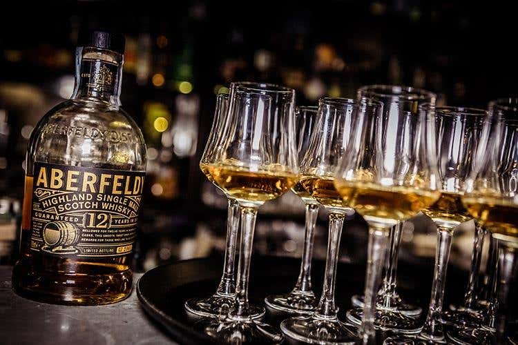 (Cinque whisky distribuiti Martini 
in un food pairing da stella Michelin)