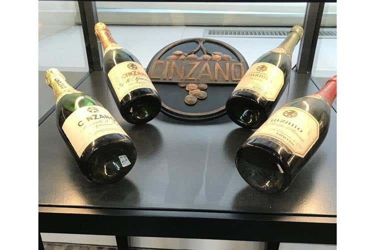 (Cinzano festeggia 260 anni 
Una mostra con pezzi storici)