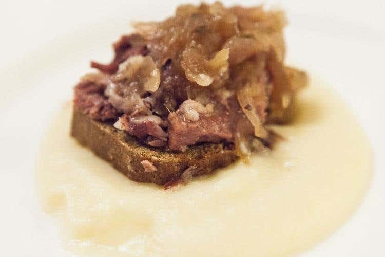 Crema di patate, cipolla rossa piatta di Pedaso, latte di mandorle e crostone di pane integrale (Cipolla Rossa di Pedaso 
Dalle Marche nuovo Presidio Slow Food)