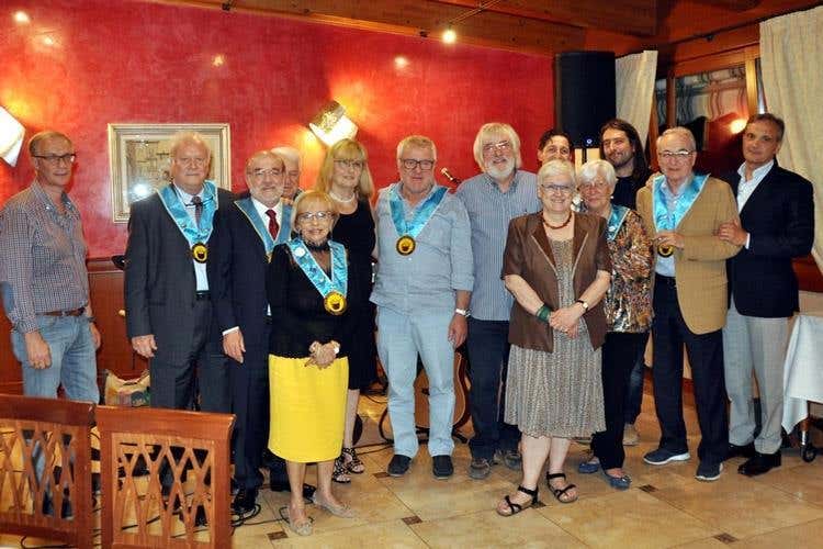 Il direttivo del Club con il cantautore Luciano Ravasio (Club Buongustai Bergamo 
35 anni in golosa salute
)