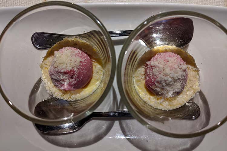 Gelato al melograno con burro di cocco all'anice stellato e crema pasticcera (Mario Cornali, il cuoco filosofo 
I piatti come cori di voci distinte)