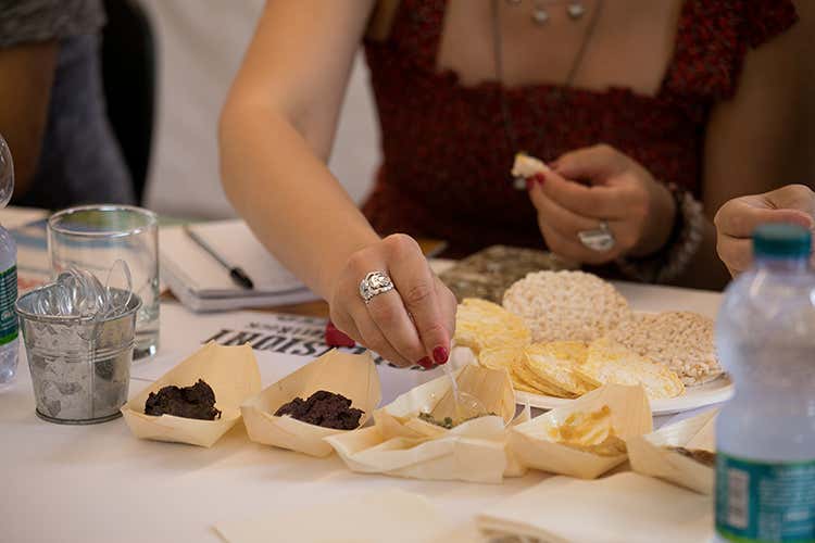 Le gallette de Il Buon Riso in degustazione - foto: Ellade Photo-Eleonora Racca (Collisioni, retroscena “food” )