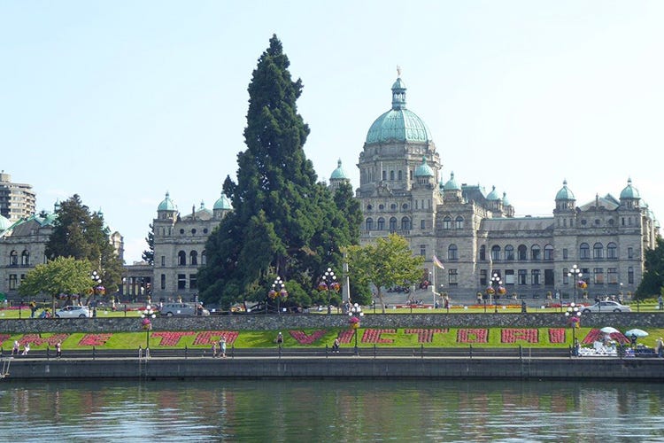 Victoria, il Parlamento (Comfort firmato Fairmont 
con affaccio sul Pacifico)