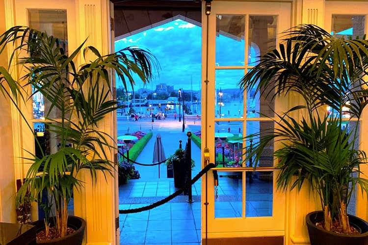 Fairmont, uscita dal salone (Comfort firmato Fairmont con affaccio sul Pacifico