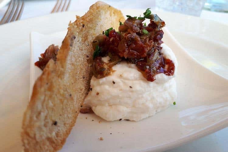 Baccalà mantecato pomodorini secchi e pane croccante (Con Lorenzo Montesi cresce 
la Capannina di Portono)
