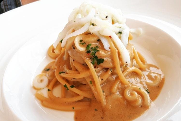 Spaghettoni con seppia e fegato di seppia (Con Lorenzo Montesi cresce 
la Capannina di Portono)