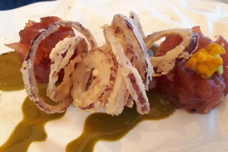 Tartare di tonno cipolla di tropea fritta e paccasassi (Con Lorenzo Montesi cresce 
la Capannina di Portono)