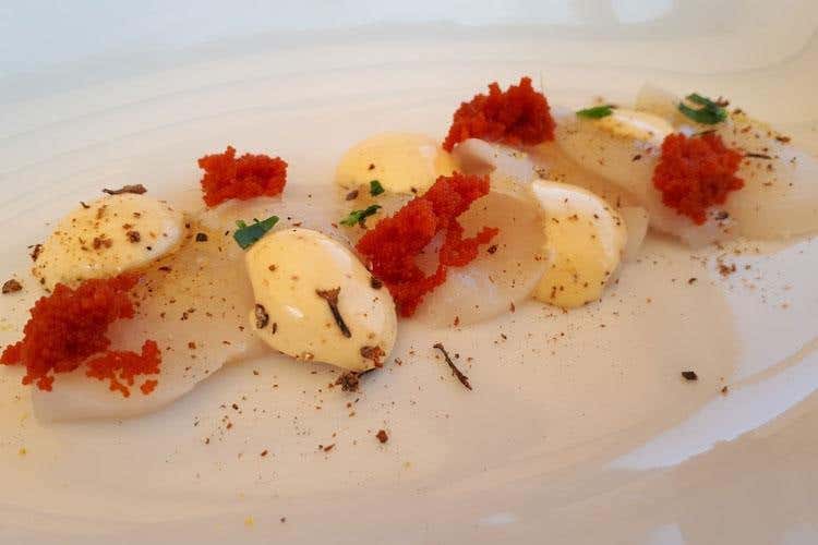 Capasanta maionese di riccio caviale di granseola e pepe del Madagascar (Con Lorenzo Montesi cresce 
la Capannina di Portono)