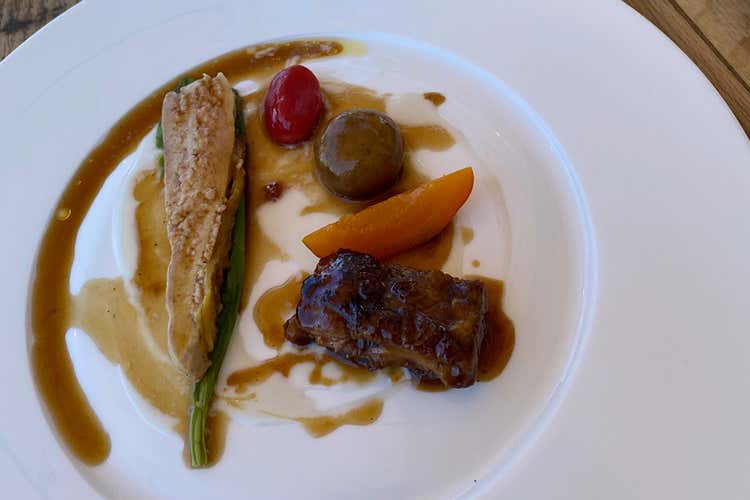 Faraona alla brace e arrosto, cocco, pinoli, albicocche, radicchio verde (Le contaminazioni nostrane 
nella cucina di Stefano Ciotti)